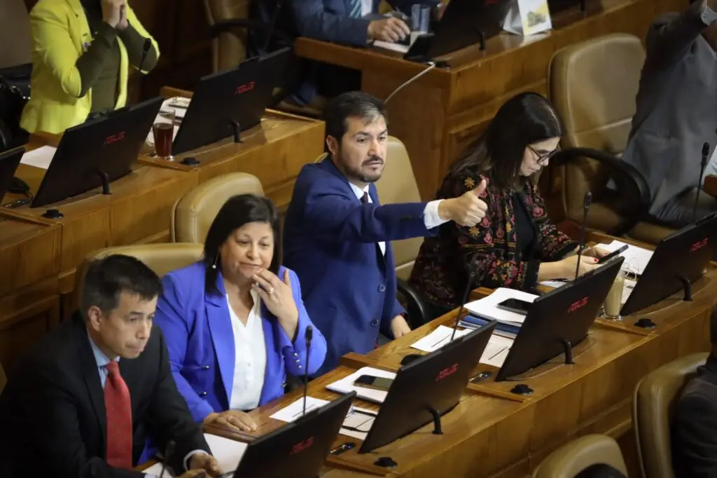 Diputado Rey valoró prohibición de tratamientos hormonales para cambio de género en niños