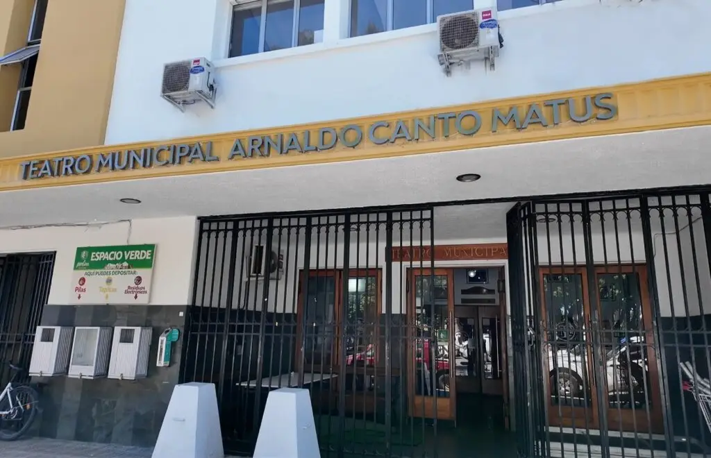 Teatro Municipal de Molina exhibe nuevo nombre en honor a Arnaldo Canto Matus
