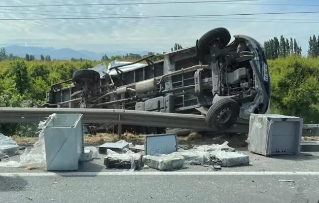 Camión vuelca en la Ruta 5 Sur: Conductor ileso tras aparatoso accidente