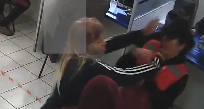 [VIDEO] Guardias municipales de Curicó fueron golpeados por dos mujeres