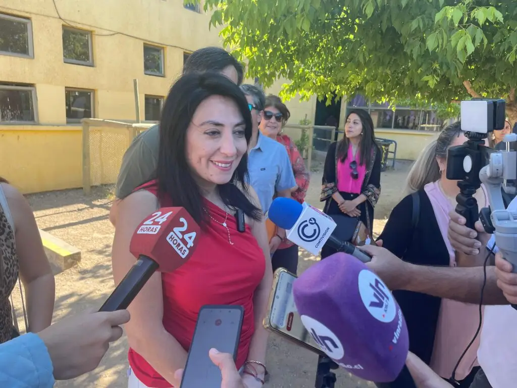 Cristina Bravo sufragó en la Escuela Uruguay de Curicó