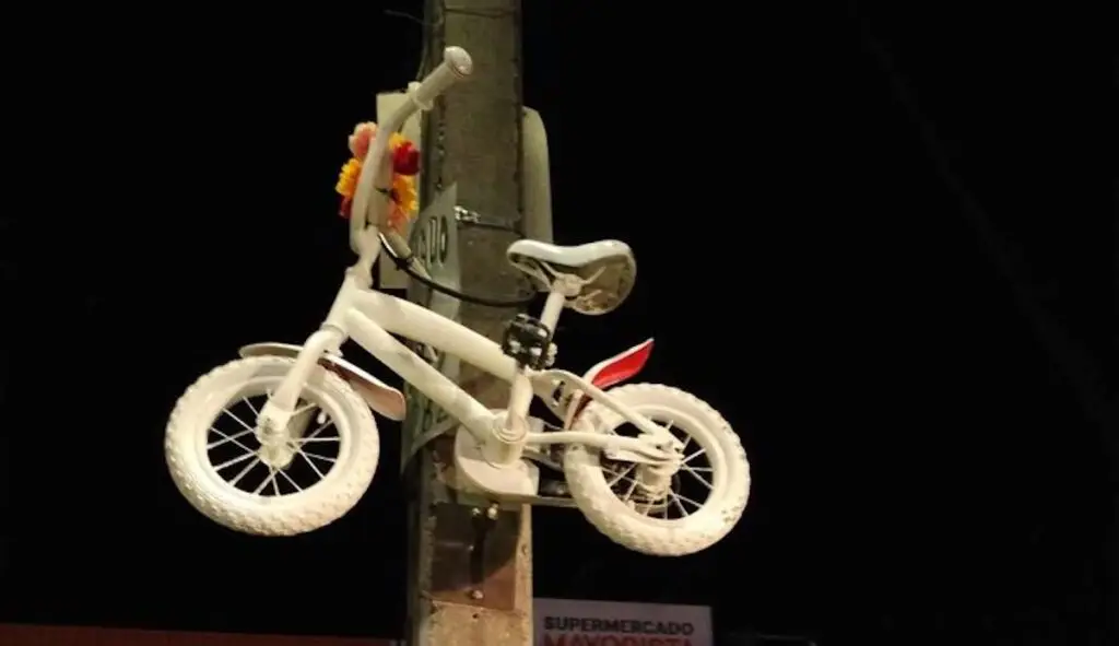 Familia reinstala bicicleta blanca en memoria de Leslie Díaz tras segundo robo