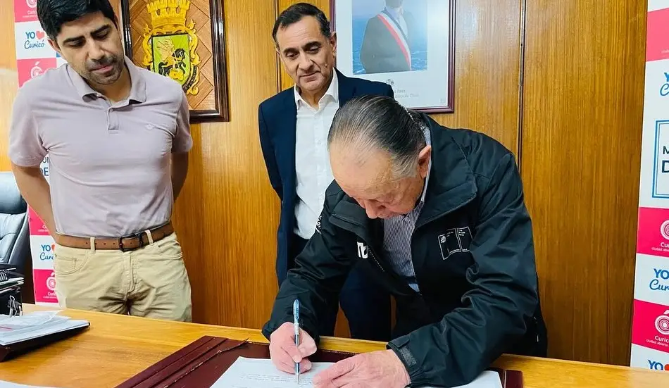 Curicó firma convenio con IND por recinto deportivo en Los Queñes