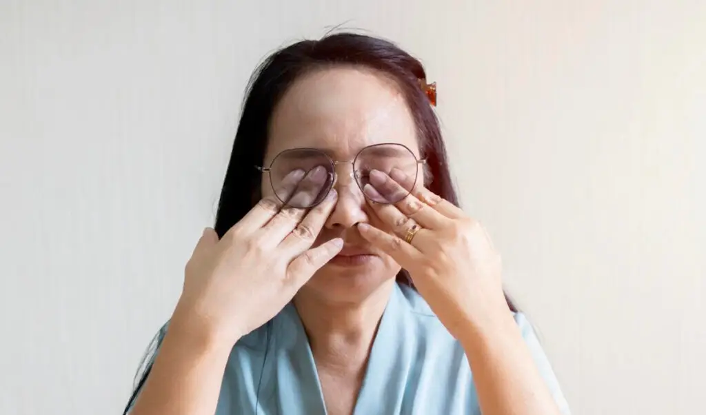 Frotarse los ojos: un hábito que puede dañar tu visión