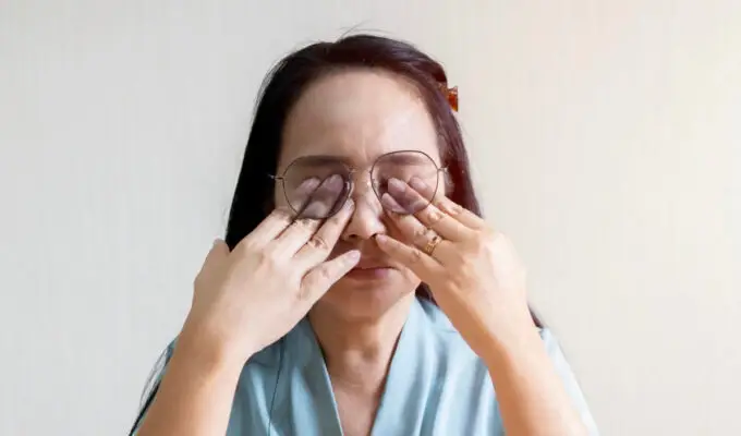 Frotarse los ojos: un hábito que puede dañar tu visión