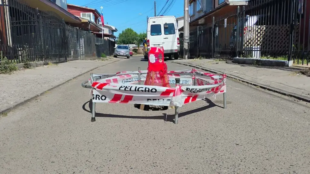 Socavón en pasaje de Población Bombero Garrido preocupa a vecinos
