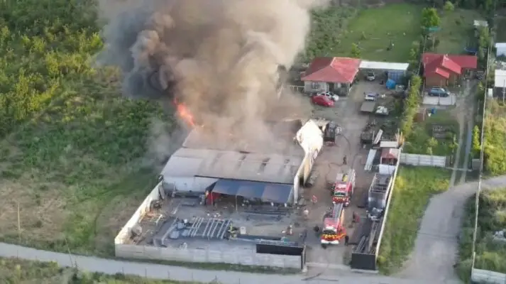 Molina: Fuego destruye por completo maestranza en Callejón Santa Lucía