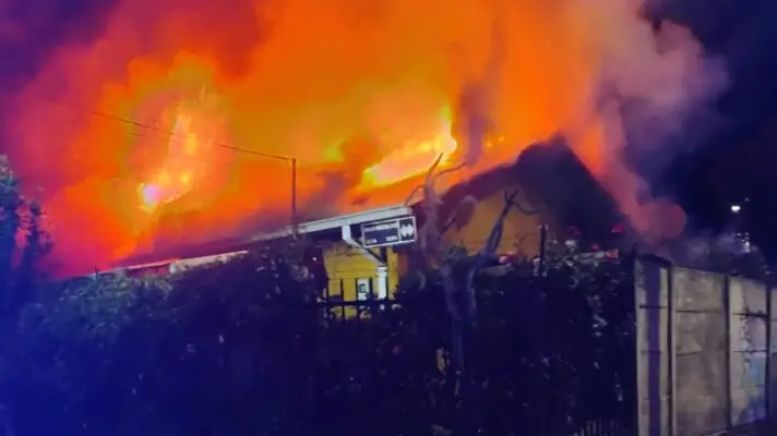 Incendio consume dos viviendas en Santos Martínez de Curicó