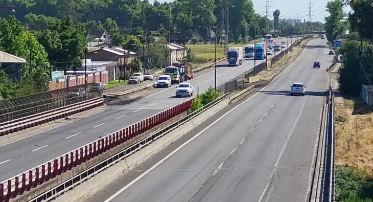 Camión se incendia tras volcarse en la Ruta 5 Sur: conductor manejaba con alcohol en la sangre