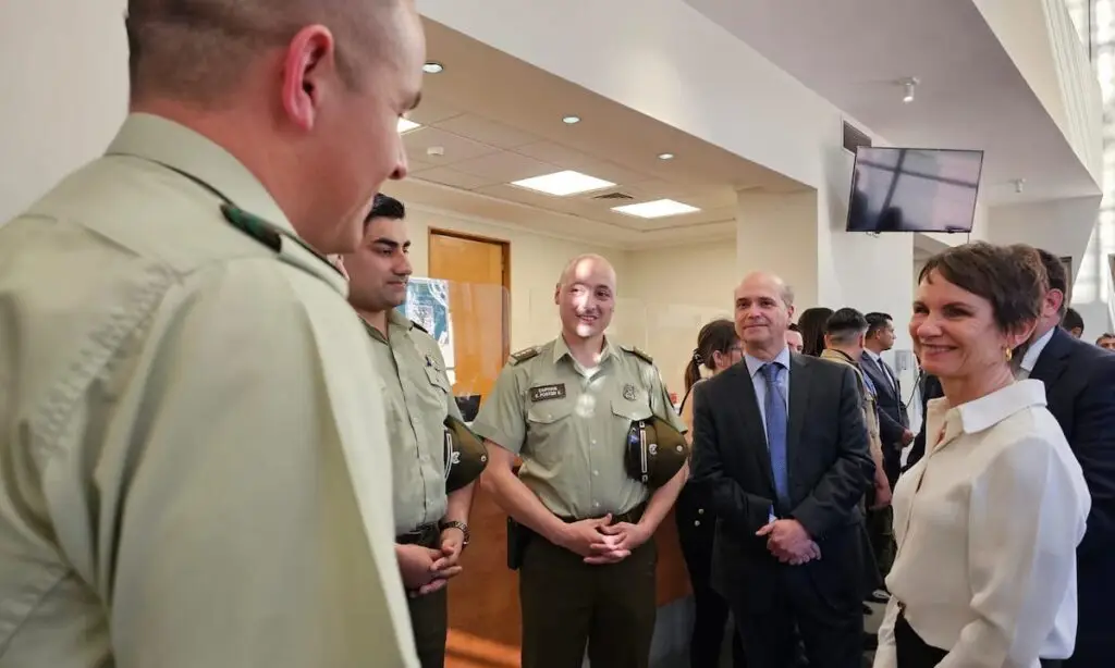 Ministra Tohá felicita a Carabineros de Molina por salvar vida de lactante
