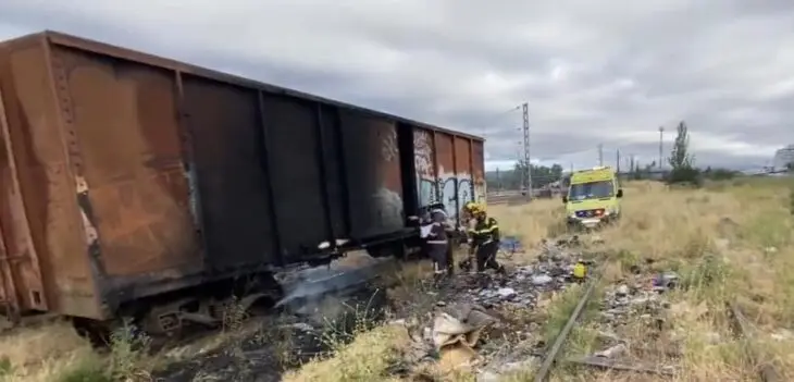 En estado grave quedó persona en situación de calle tras incendio en vagón de tren