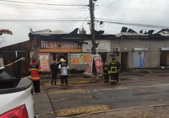 Incendio destruyó tres locales comerciales en Molina