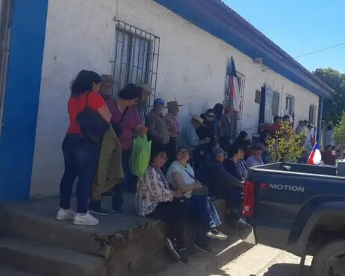 Usuarios y trabajadores de Indap en Curepto protestan por traslado de ejecutivo a Licantén
