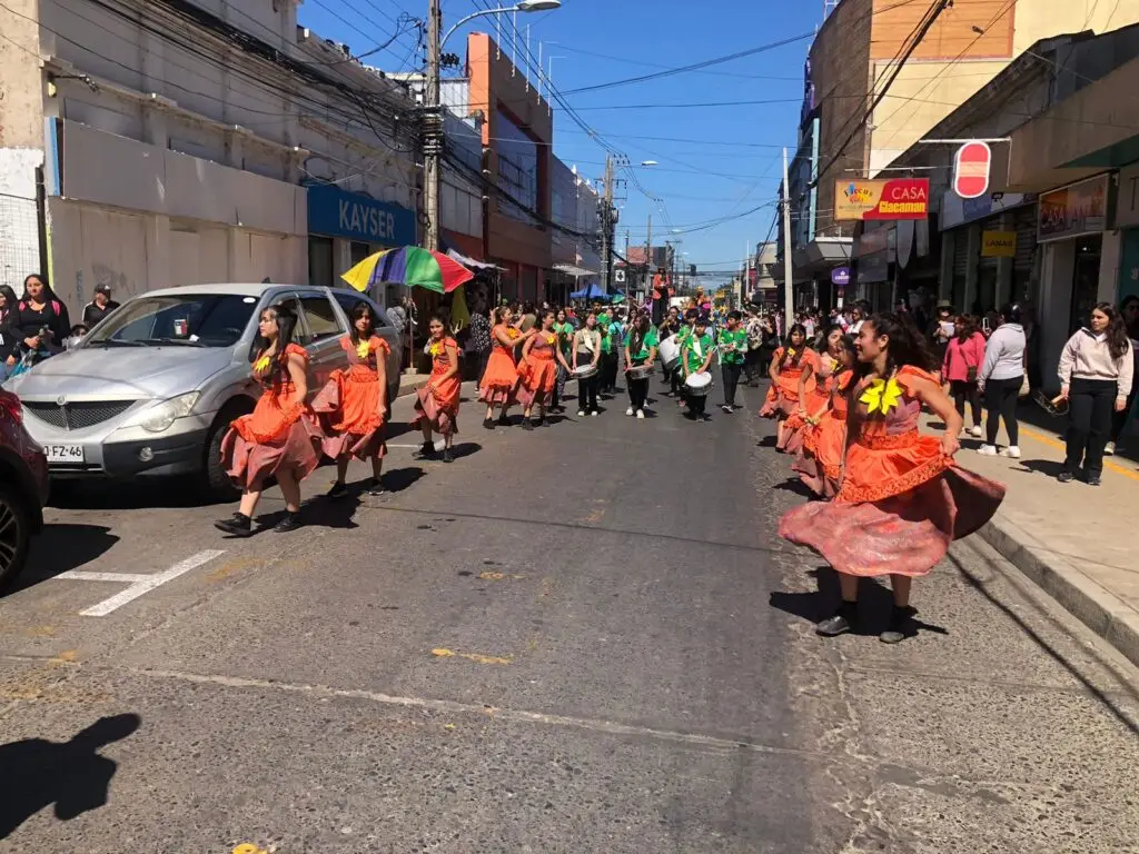 Colegio de Arte y Cultura San Antonio presentó su Gran Comparsa Carnavalera por las calles de Curicó