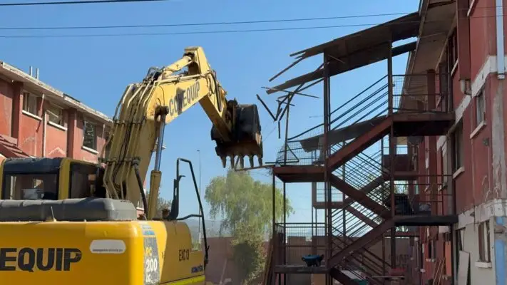 Inició demolición de blocks en Villa Las Américas de Talca