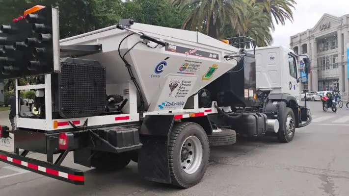 Municipio de Curicó recibió nuevo camión bacheador para reparar calles y avenidas