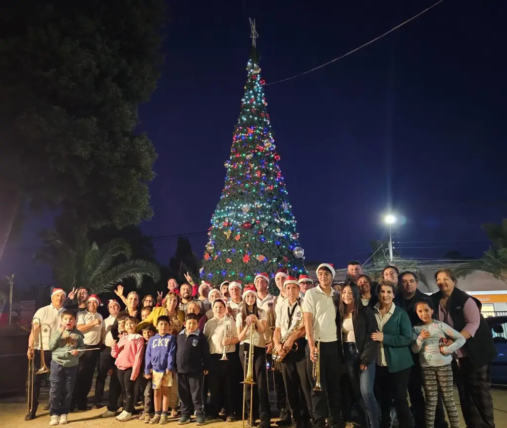 Municipio de Teno encendió árbol de Navidad en la Plaza de Armas