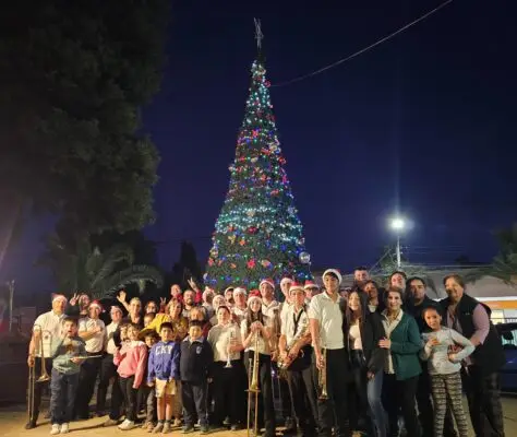 Municipio de Teno encendió árbol de Navidad en la Plaza de Armas