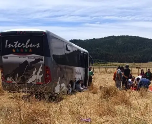 Bus escolar con más 30 pasajeros volcó en sector de Boyeruca