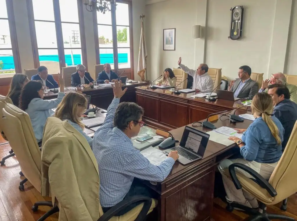Concejo Municipal aprobó licitación para techumbre de cancha en Población Curicó