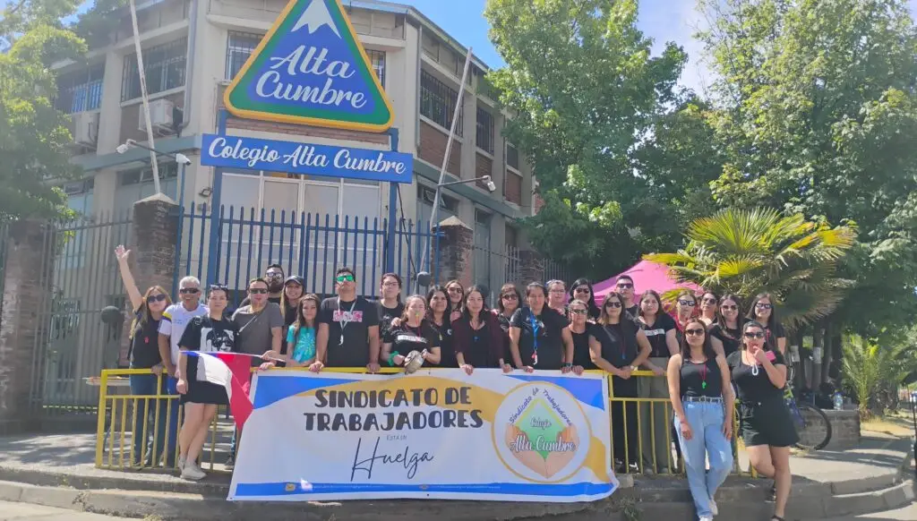 Sigue huelga indefinida de trabajadores del Colegio Alta Cumbre de Curicó