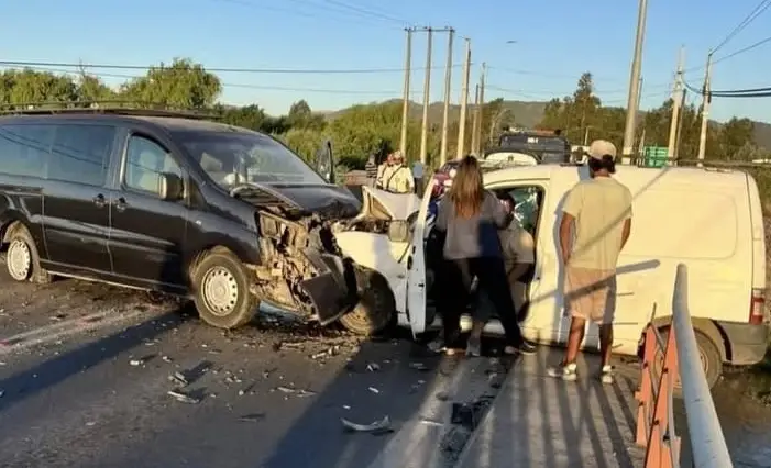 Colisión deja dos personas lesionadas en el Puente Rauco