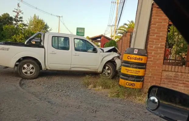 Camioneta impacta auto y termina chocando contra escuela América Latina en Romeral
