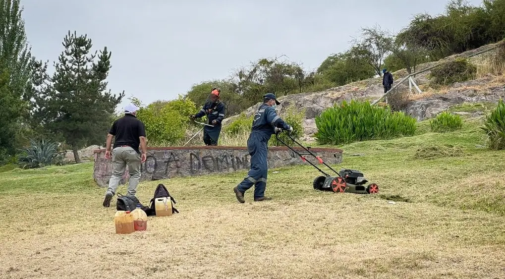 Trabajadores de áreas verdes de Curicó acusan sueldos impagos