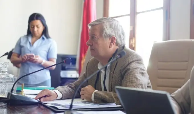 Diferencias en balance financiero complican al municipio curicano: Autoridades exigen auditoria anunciada en campaña
