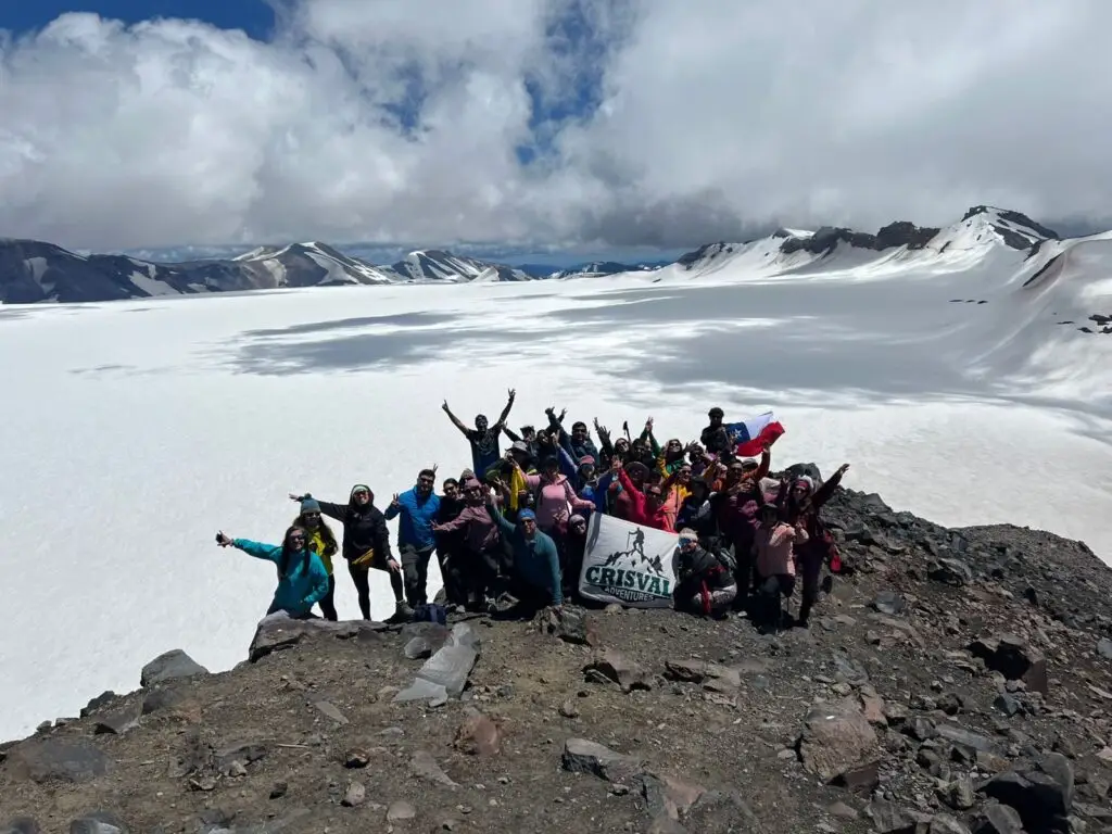 Trekkeros curicanos conquistan el Volcán Sollipulli