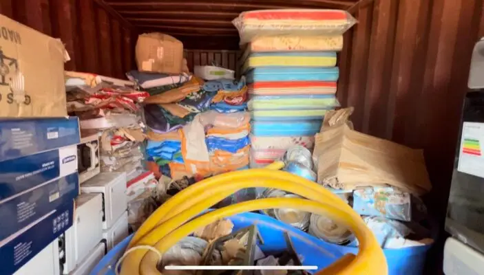 Encuentran tres containers con enseres destinados a damnificados por inundaciones en Licantén