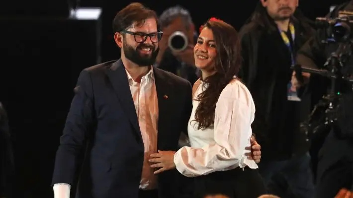 Presidente Gabriel Boric anuncia que será padre junto a Paula Carrasco