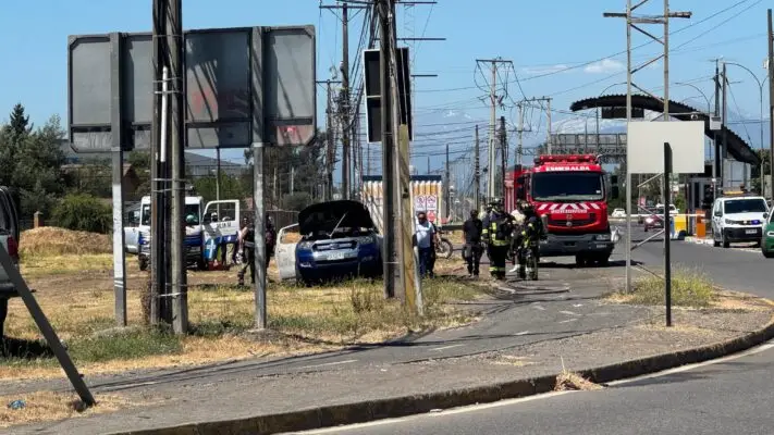 Camioneta se incendia en peaje de Curicó y causa daños a cableado
