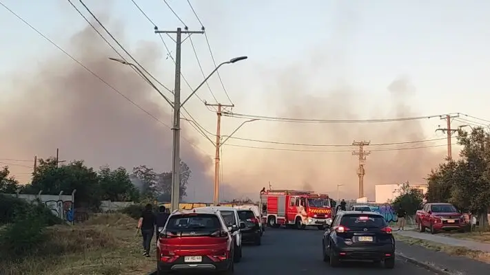 Bomberos y CONAF controlan incendio forestal que amenazaba viviendas en Curicó