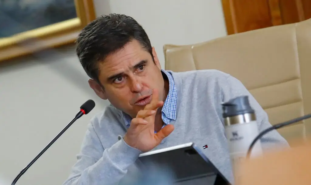 Concejal Sanz señala que informe de déficit financiero del municipio curicano "presenta fallas técnicas"