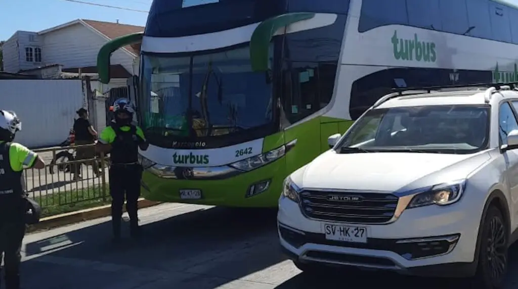 Bus en panne provoca caos vial en acceso norte a Curicó