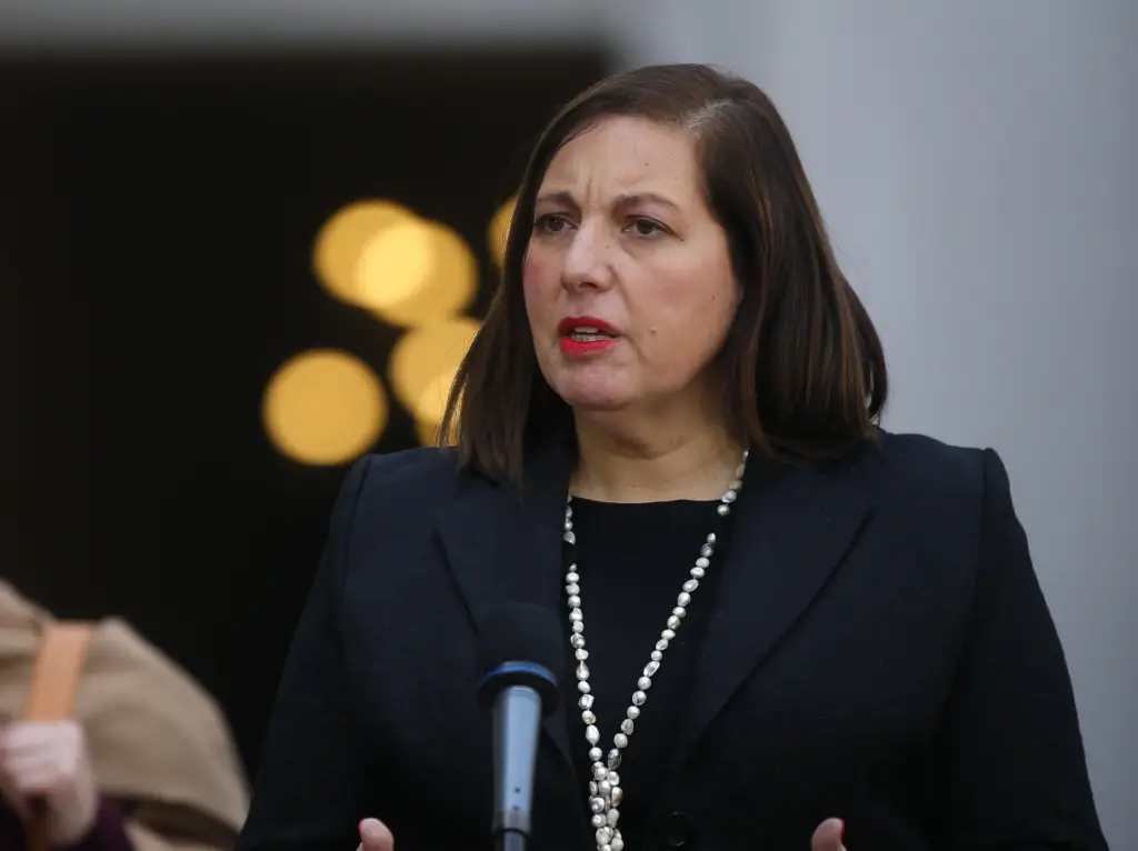 Senadora Vodanovic presentó proyecto de Ley para declarar feriado irrenunciable y obligatorio el próximo 18 de abril