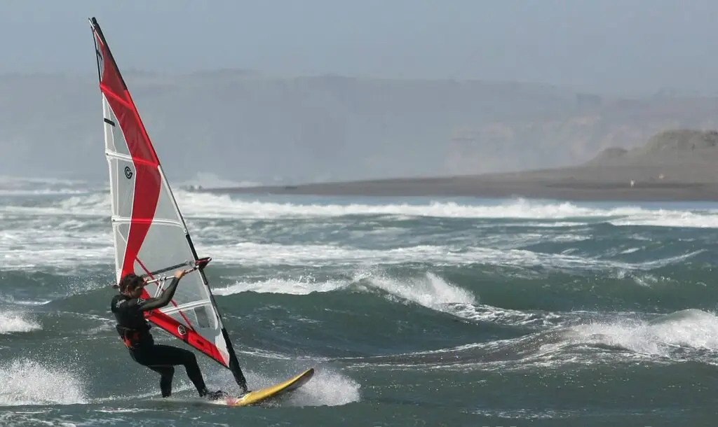 Campeonato Nacional de Windsurf promete emoción y turismo en Llico