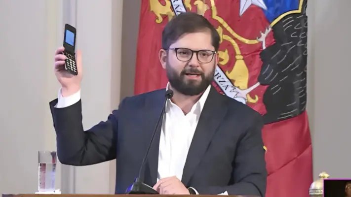 Presidente Boric lanzó crítica en Congreso Futuro a ministros por el uso del celular