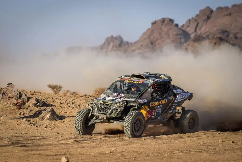 Chaleco López sufre problemas y se distancia de los líderes en el Dakar 2025