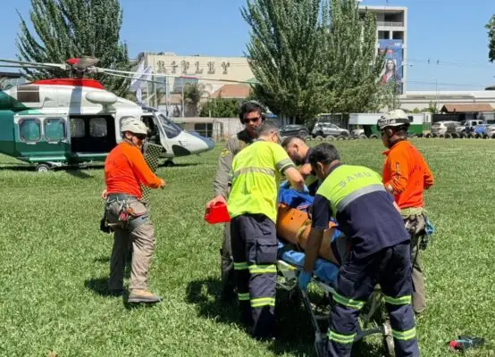 Arriero rescatado tras caer a acantilado en la cordillera de Molina está en riesgo vital