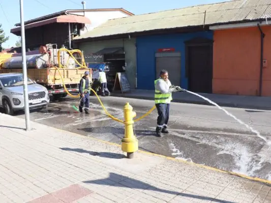 Equipo municipal de Molina realiza plan de limpieza intensiva en terminal de buses y Plaza de Armas