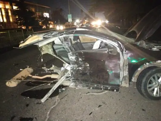 Vehículo queda partido en dos partes tras violenta colisión en Talca