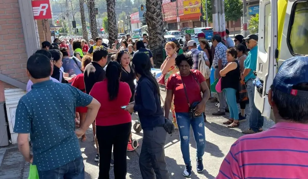 Adulto mayor se desvanece en plena calle de Curicó: Reanimado gracias a la rápida acción de transeúntes y personal del SAMU