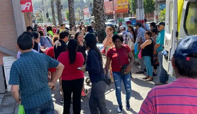 Adulto mayor se desvanece en plena calle de Curicó: Reanimado gracias a la rápida acción de transeúntes y personal del SAMU
