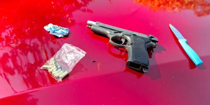 Sorprenden a pareja con fuegos artificiales, pistola y drogas en Cerro Condell