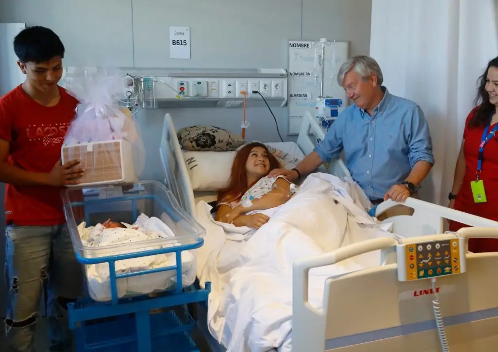 Alcalde George Bordachar visitó a primera bebé nacida en Curicó en 2025