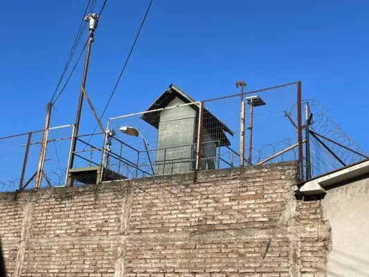 Reo muere degollado tras riña en cárcel de Curicó