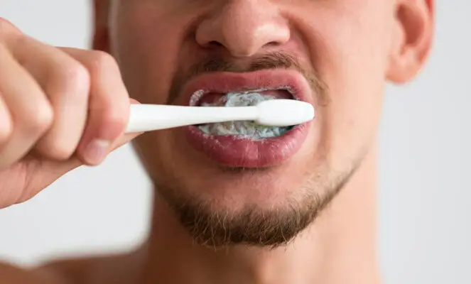 ¿Dónde guardar el cepillo de dientes? Especialista entrega recomendaciones para proteger la salud bucal