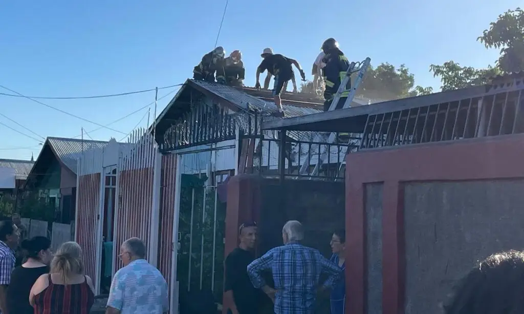 Incendio afecta viviendas en población Aguas Negras de Curicó